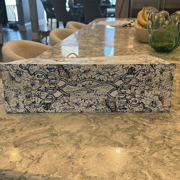 ✨ Dior Shopping Bag with Gold Star Charm - Approx. 16.5” x 12” x 4.75” - Picture 4 of 4